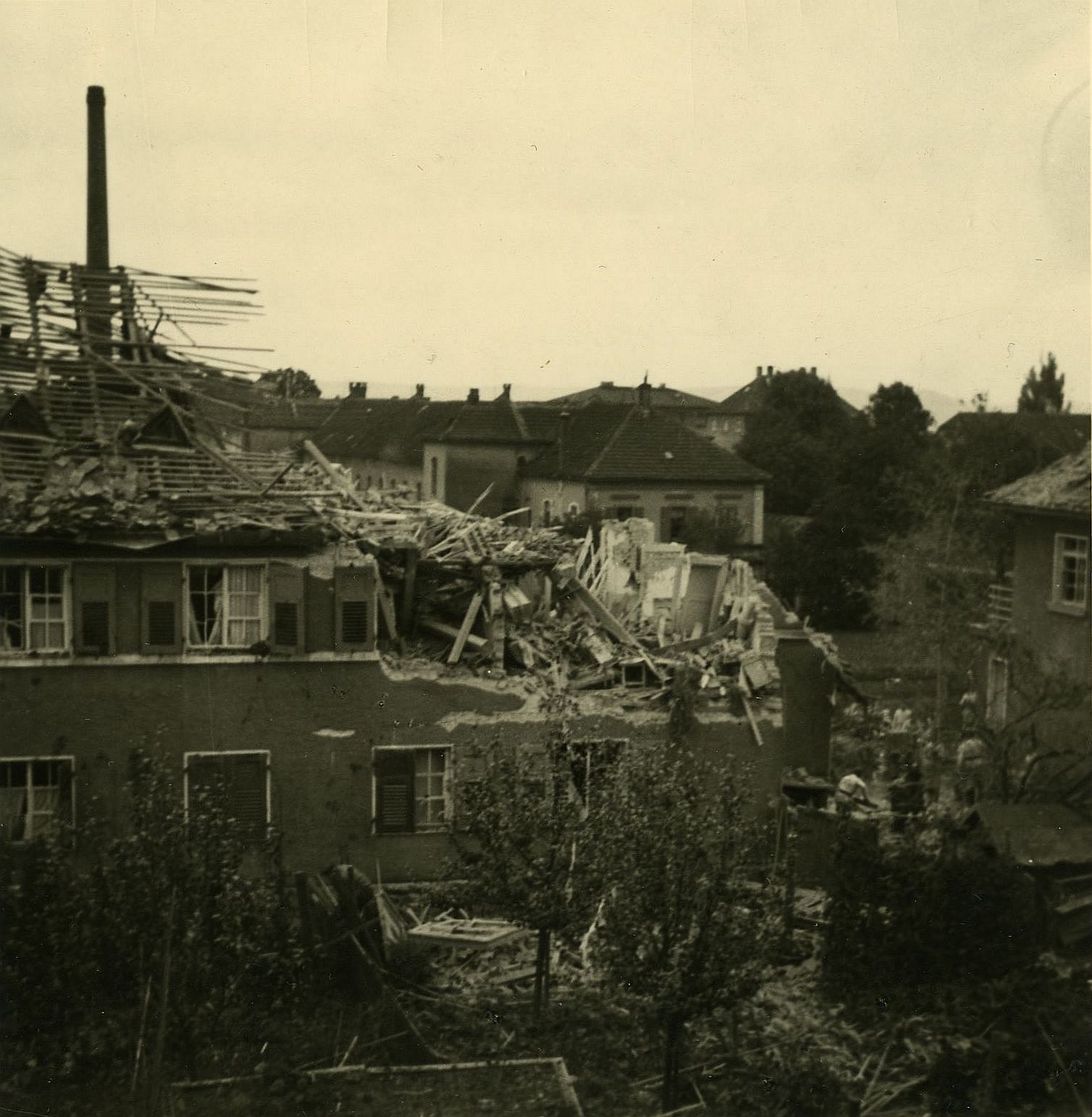 Im Tiefflug überfliegt der Halunke die Stadt“ – Feuerwehrmann Fritz Pflüger  beschreibt zwei Tage später den Fliegerangriff mit Spreng- und Brandbomben  auf die Stadt vom 12. Oktober 1941